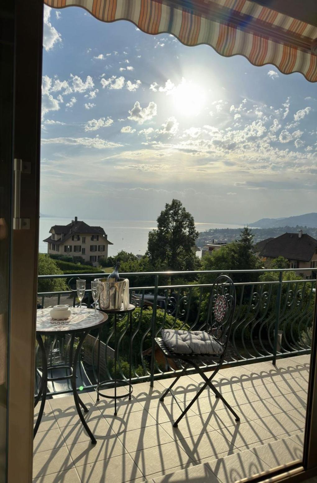 Villa Montreux Exteriör bild